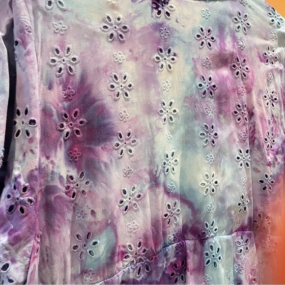 Tie dyed tunic blouse with embroidered eyelets blue purple galaxy plus 4X - Picture 8 of 10